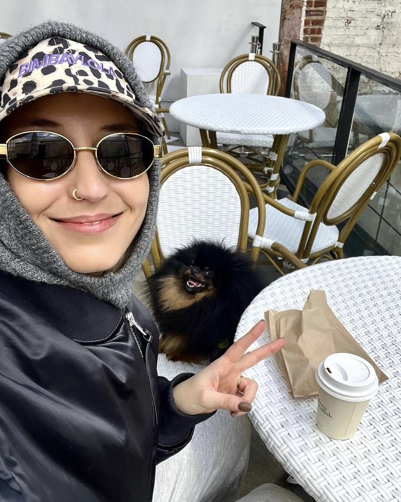Linda with Techno, her black Pomeranian, at a cafe